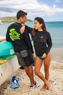Hawaii Loa Rashguard Longsleeve - UPF 50: Black With Green Honu